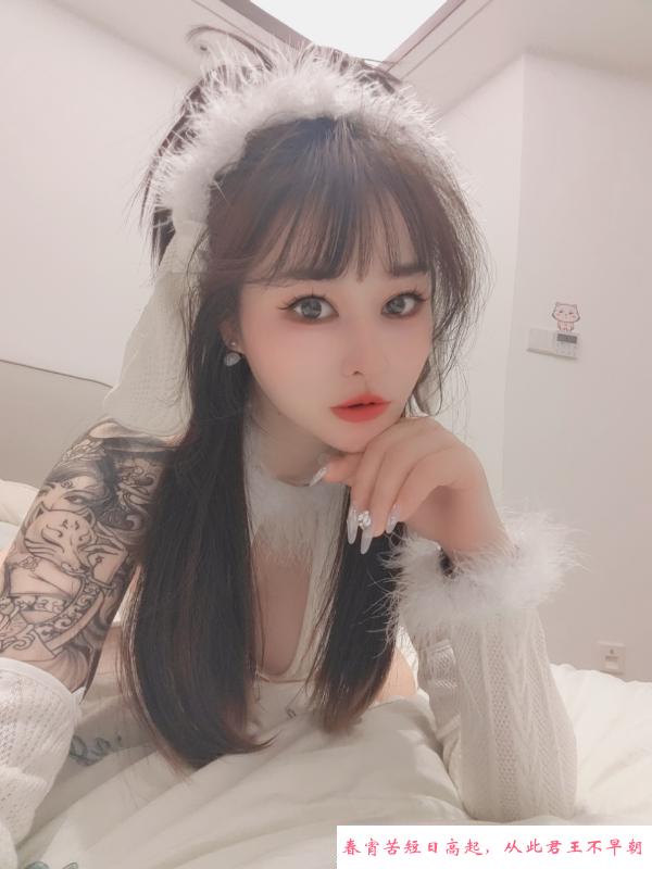 花臂巨乳老师 第4张