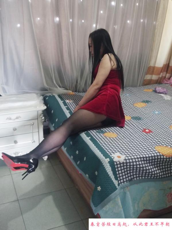 学府街美腿少妇 第2张