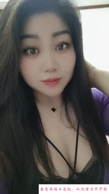 冒雨寻食少妇 第2张