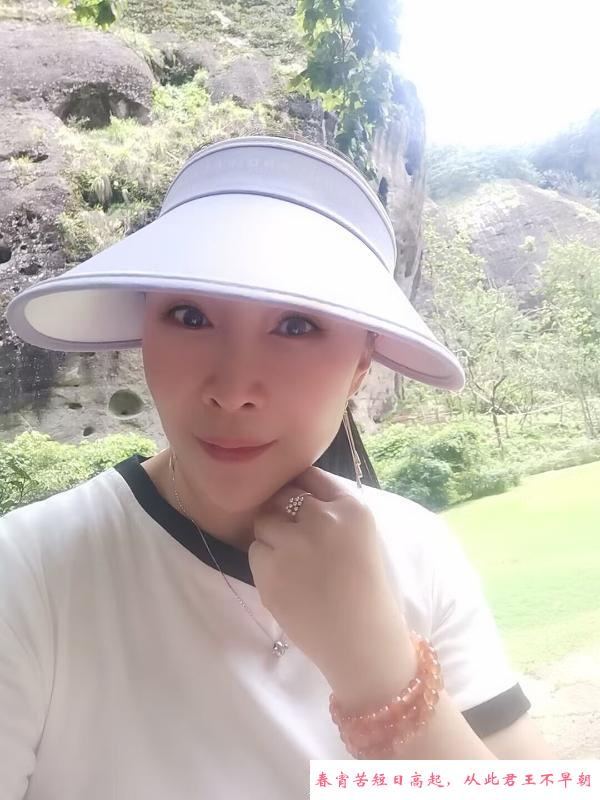 岛内熟女丽影 第1张