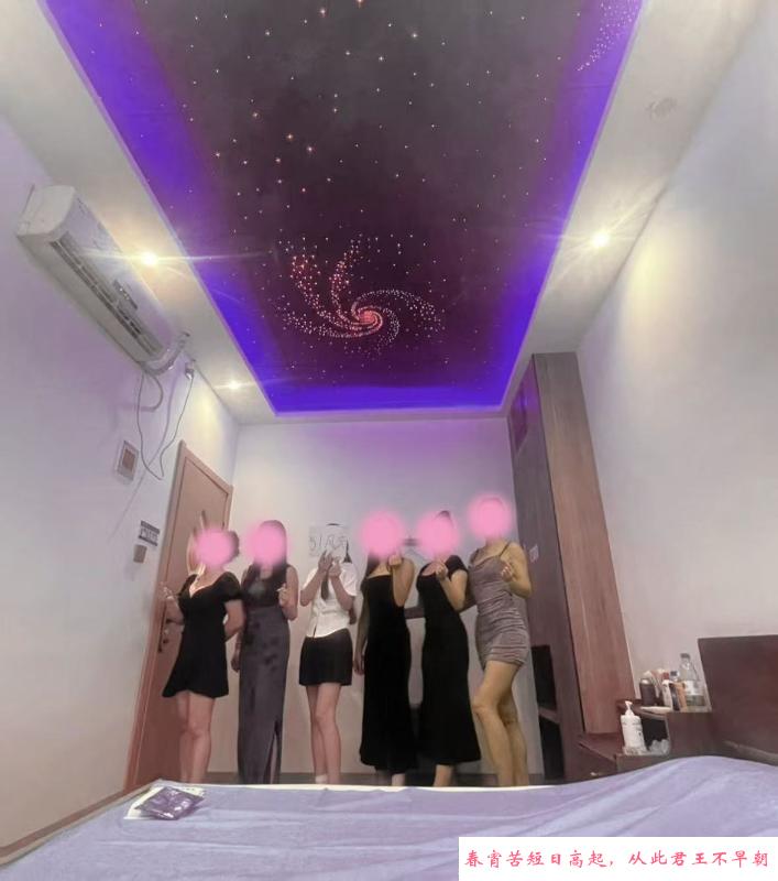 清涩8位小姐姐在店 第1张