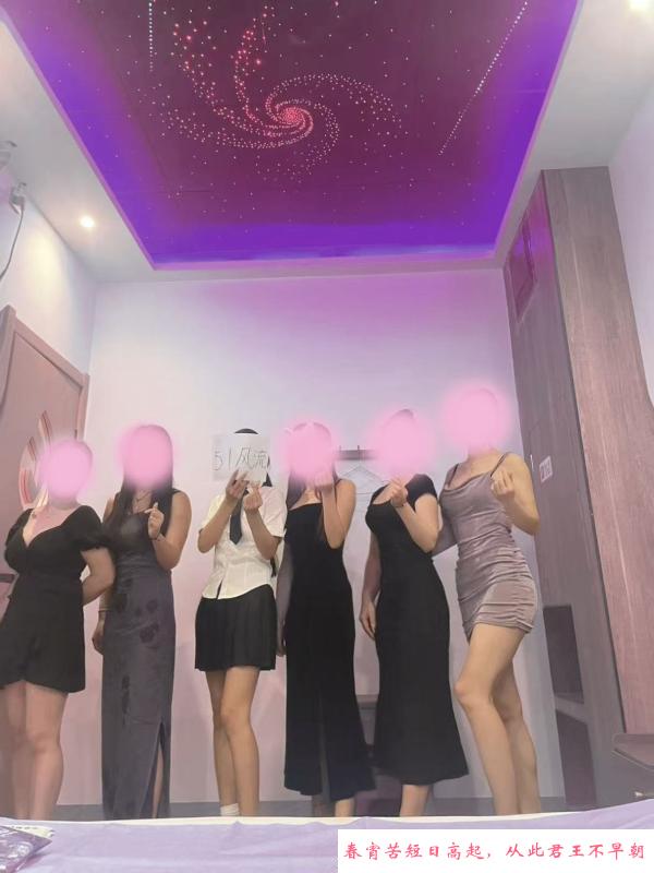 清涩8位小姐姐在店 第4张