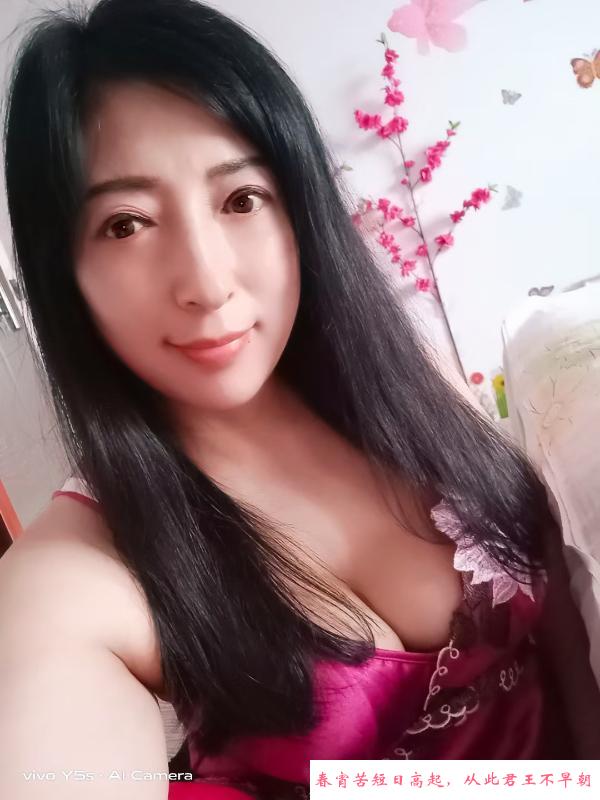 南开爱花爱猫的熟女 第3张