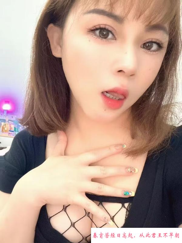 湿吻大胸美女 第2张