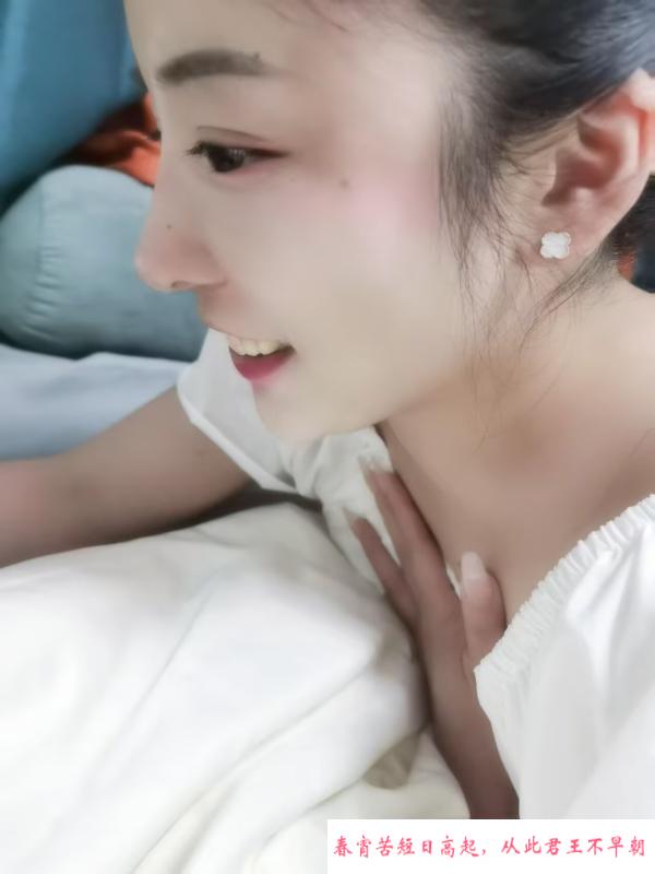 春节在岗肉感美女 第1张
