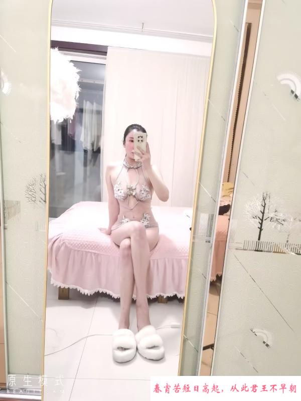 春节在岗肉感美女 第2张