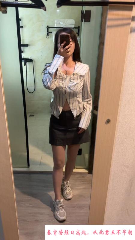 热辣制服妹子 第1张