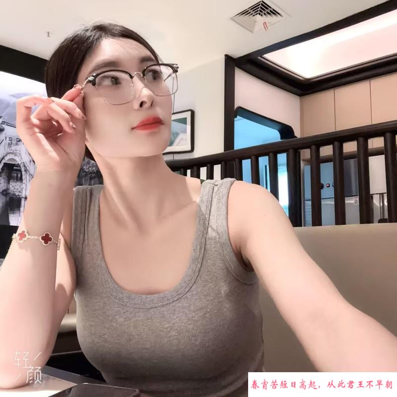 高颜值妹子 第1张