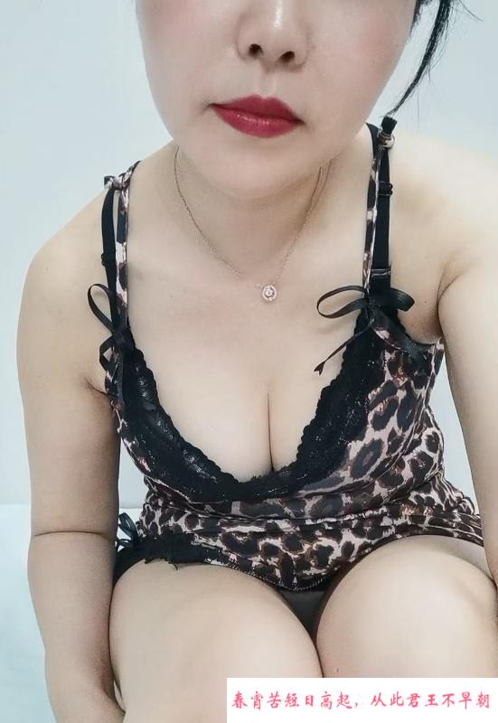 制服骚妇 第2张