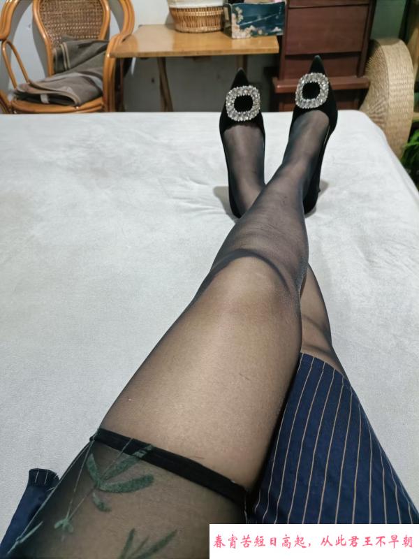 石路附近长腿骚女 第3张