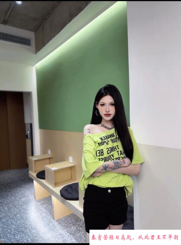 高挑纹身女菜菜 第1张