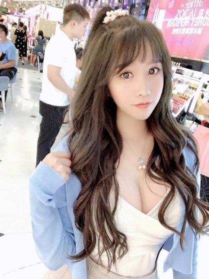 岗顶站出口附近34D小姐姐 第2张