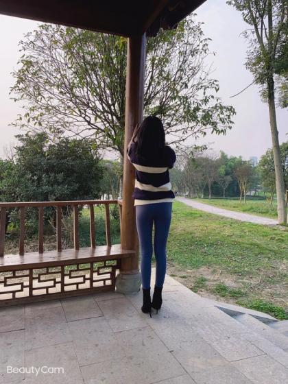 朝阳区草房地铁站附近的青春小妹 第2张