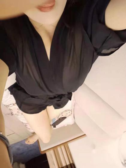 性价比不错的半套美女 第2张