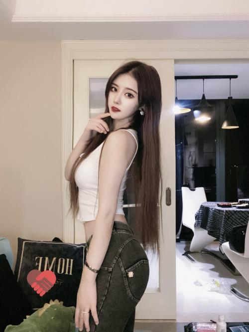 身材超好的性感美女狼友一定要看兼职的 第1张