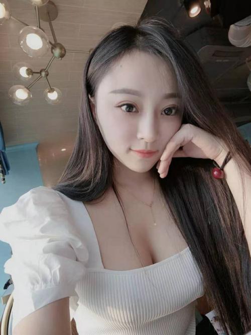 气质很好的妹子 第1张