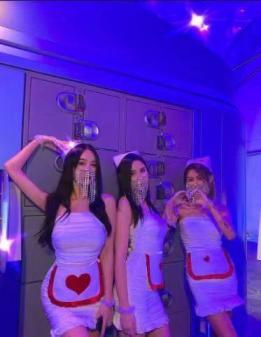 性感萝莉3姐妹在兼职。身材极品 第3张