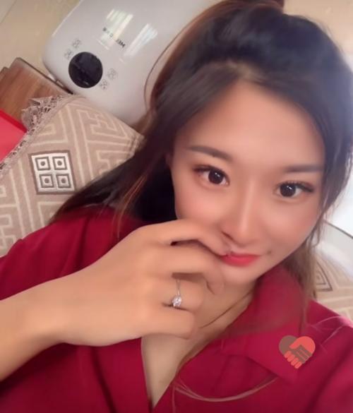 胸大貌美少妇服务态度很好 第2张