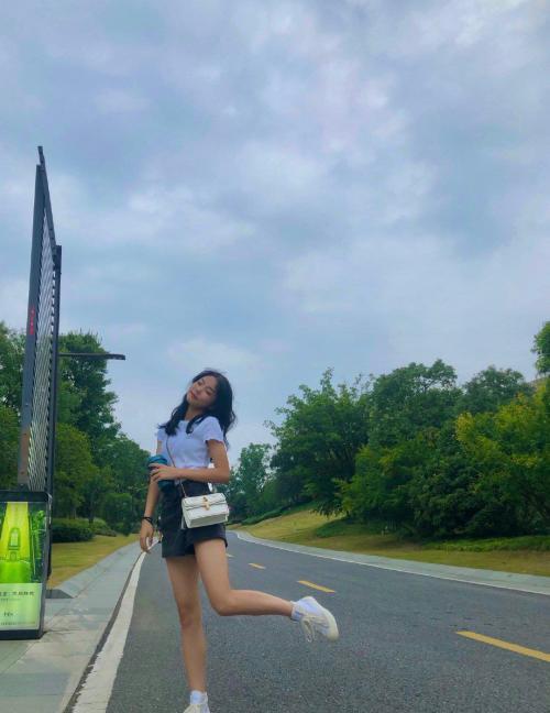 超靓学生妹巨乳美女逼紧黑色丝袜诱惑美女淫叫表情疯狂 第2张