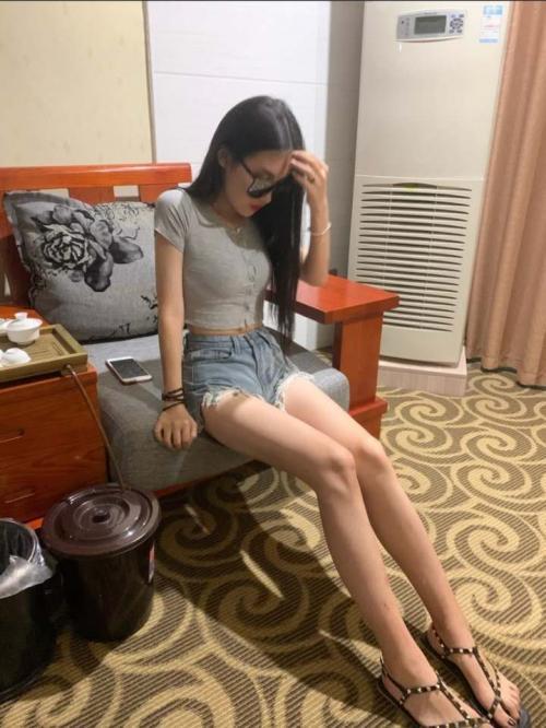 杭州某网红沦为人奴被两大汉双P 第1张