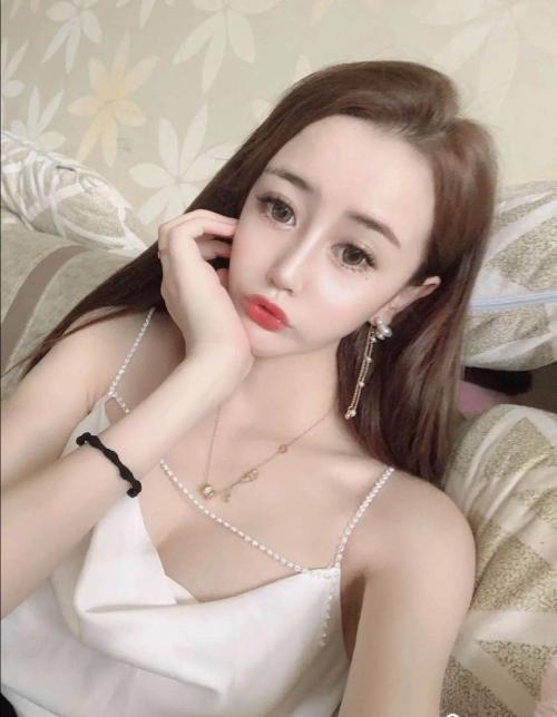 兼职妹子网红脸，身材性感轻轻一草淫水直流 第1张