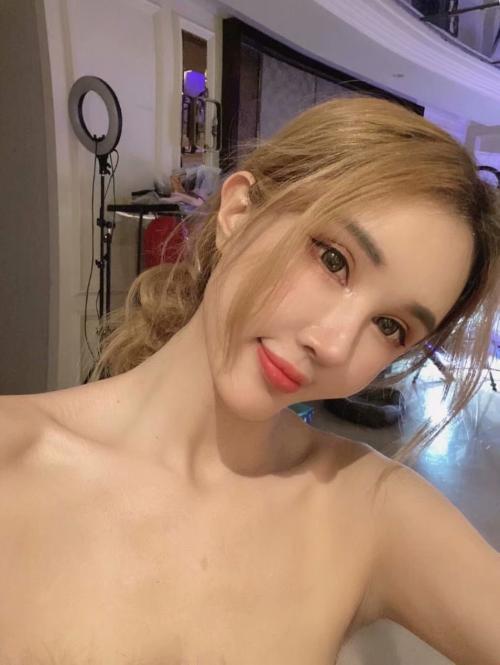 高挑性感兼职小白领骚穴紧而粉嫩 第1张