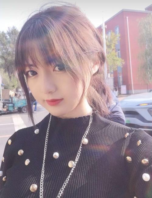 小脸蛋嫩嫩的，胸手感很棒 第3张