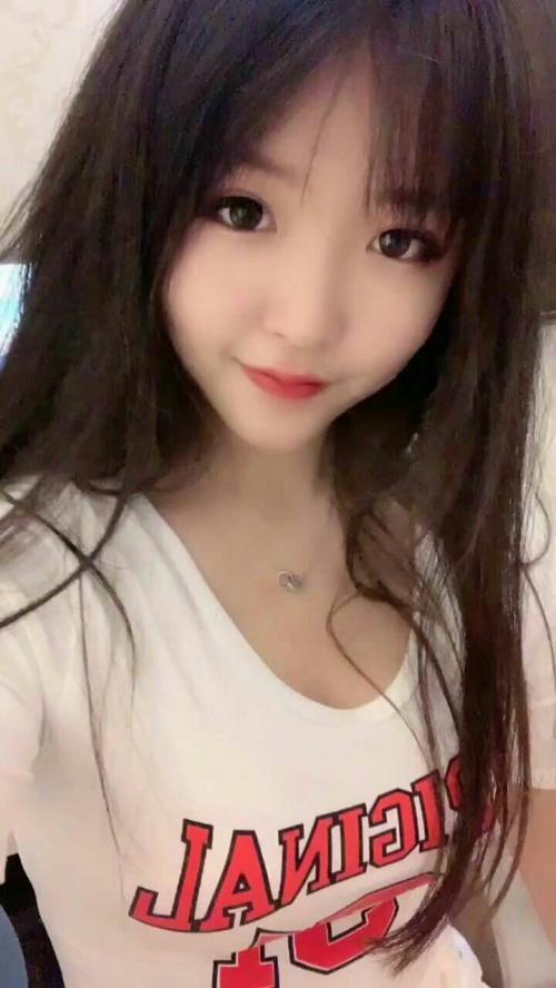 电臀清纯闷骚小美女 第1张