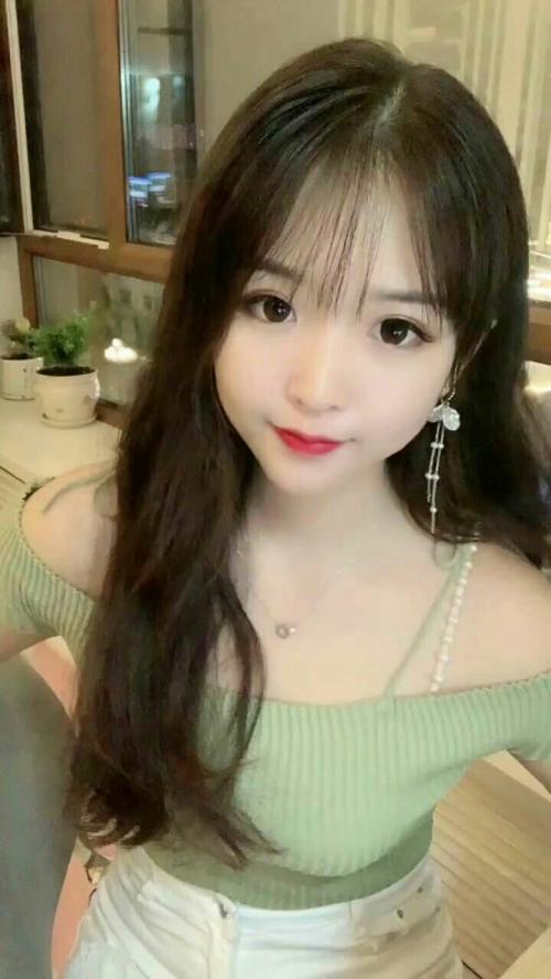 电臀清纯闷骚小美女 第2张