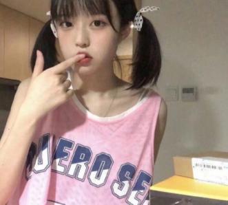 看着她性感的奶子和逼逼很是让人冲动忍不住想日 第4张