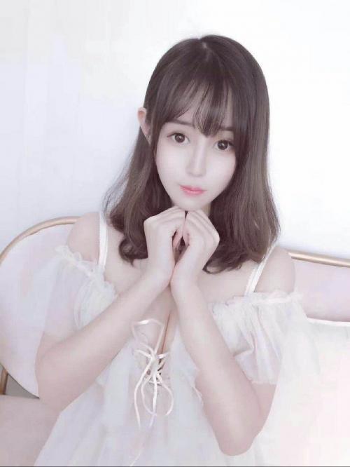 极品嫩妹，粉嫩奶子小紧逼 第1张