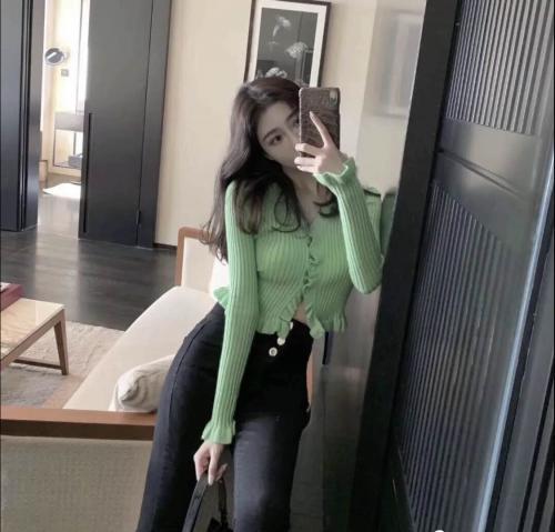 极品美女一线天，粉嫩奶子馒头逼 第3张