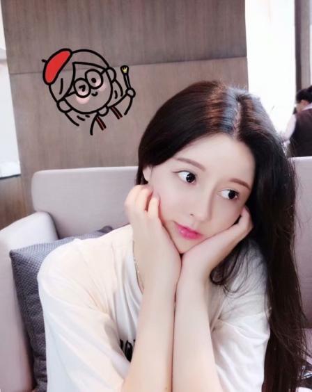 长腿美女的丝袜被我撕烂了，第一次撕感觉不错 第1张