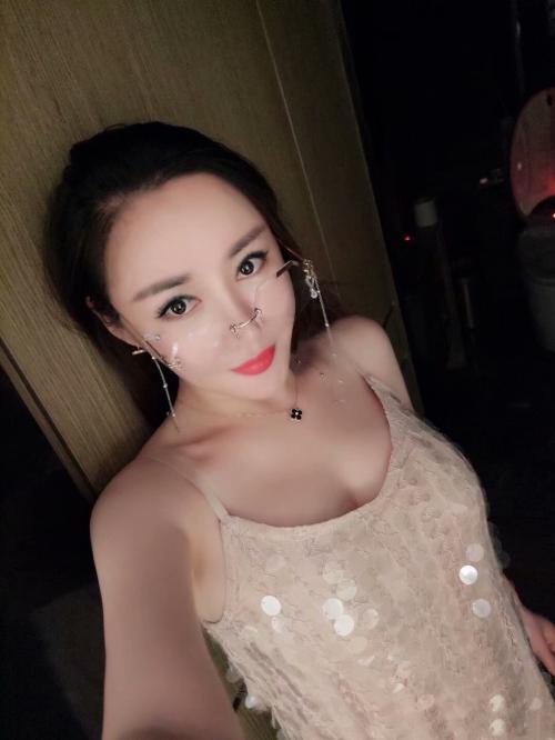 身材饱满粉嫩骚穴的兼职美女 第2张