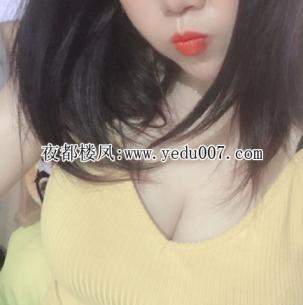 大胸嫩妹楚楚动人的样子 第1张
