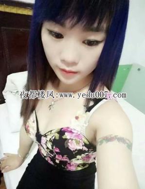 约的苗条清纯的小美女 第2张