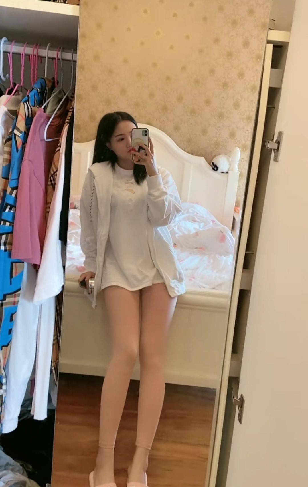 一位97年性紧致美女,超嫩,水滑。 第3张