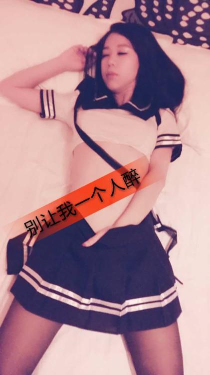 小迪BL第一次约小迪长相身材真心不错 第2张