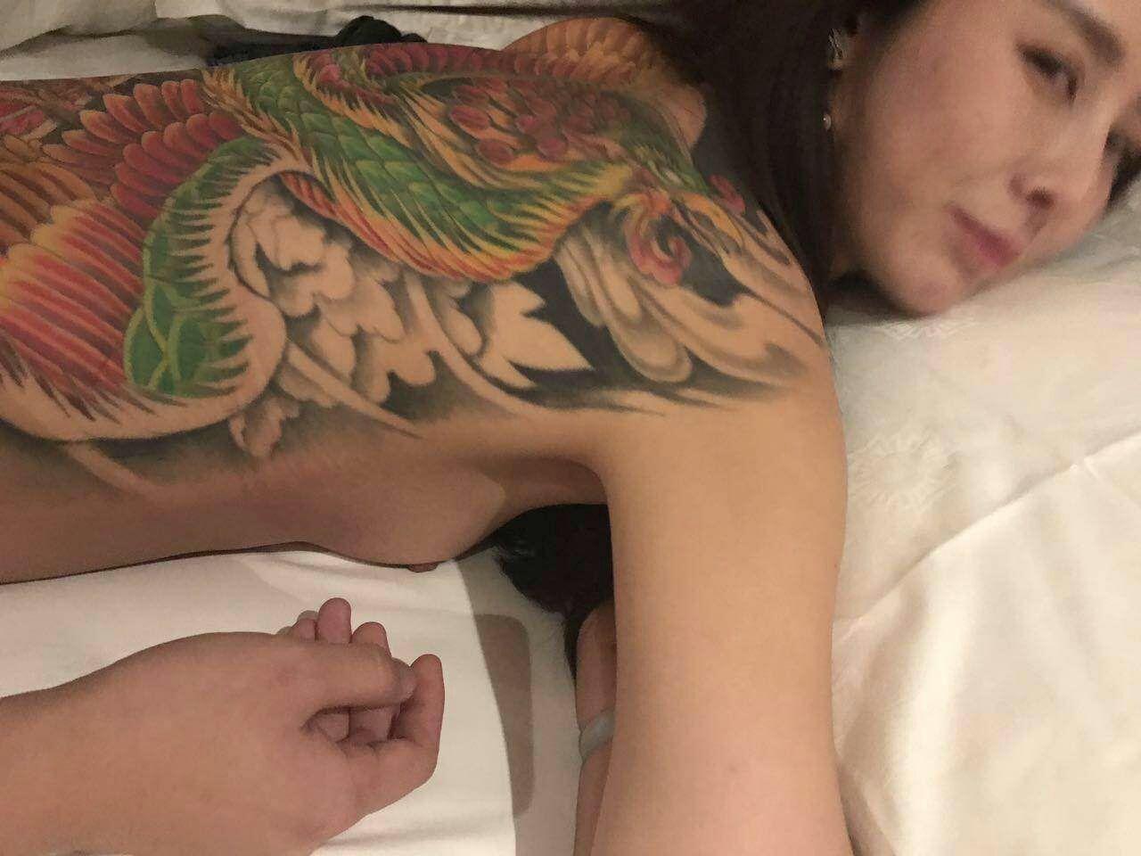 黎阳路纹身妹是美女有侧脸 第2张