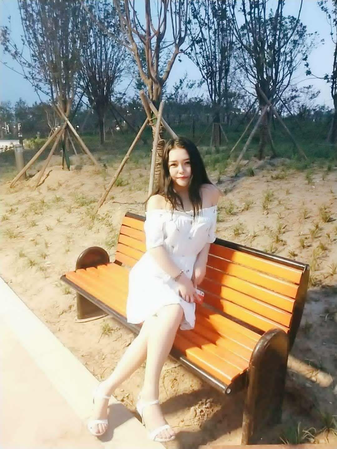 郑州大学学生,高挑美女人美肤白 第1张