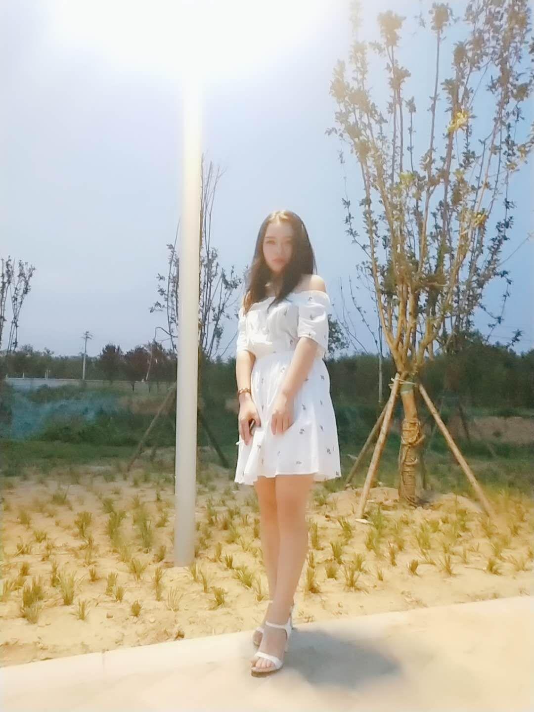 郑州大学学生,高挑美女人美肤白 第2张