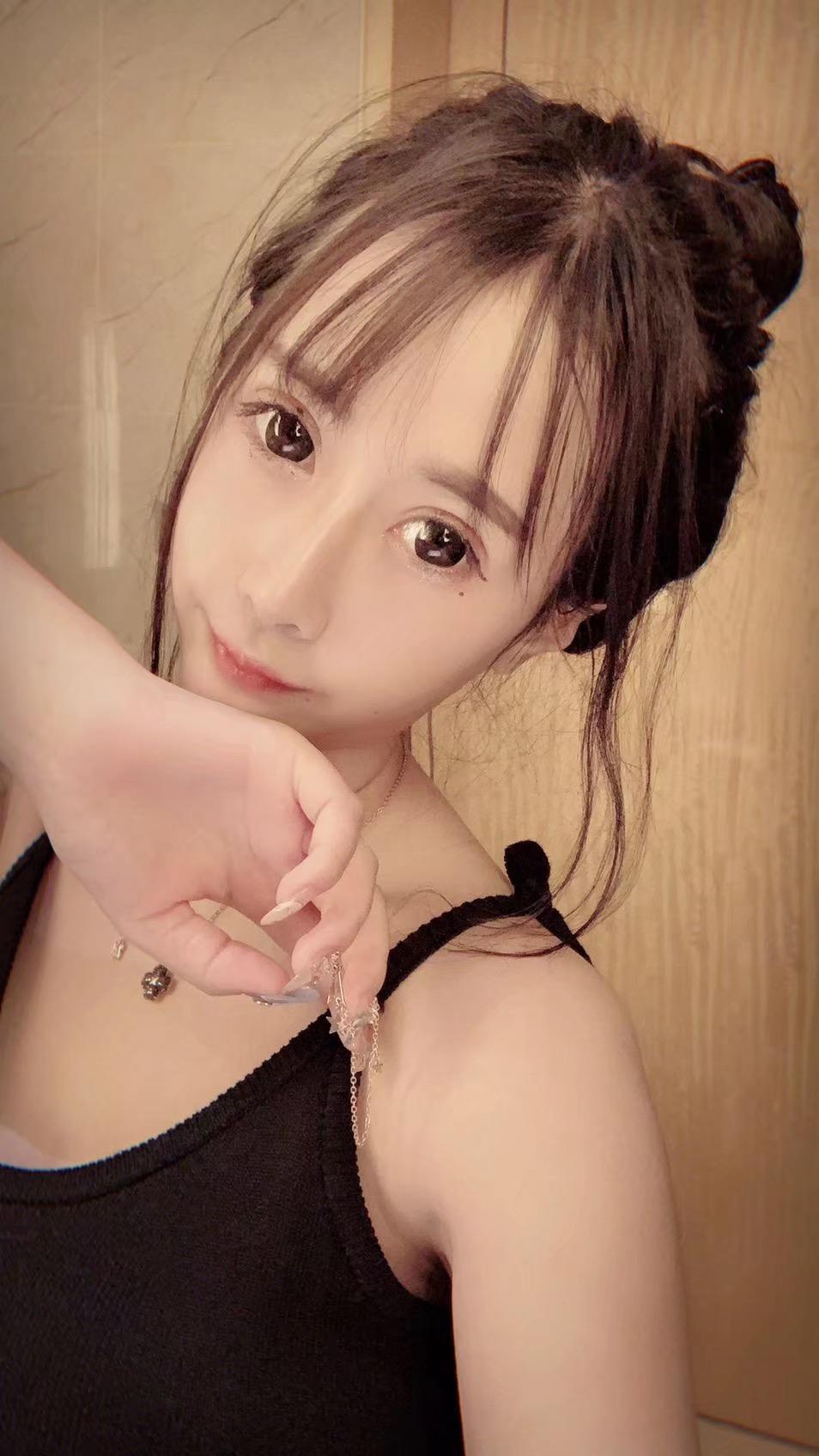 武汉光谷00后上下双粉妹子 第2张