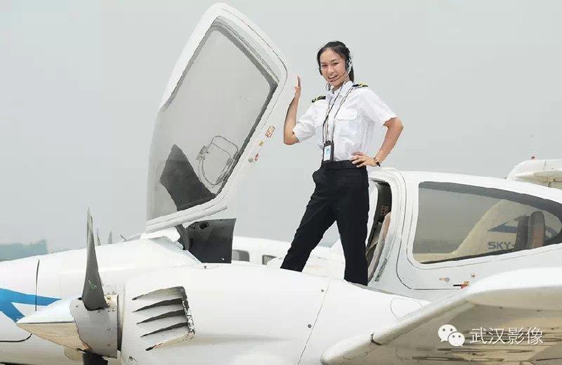 武汉美女机长初下海 第1张