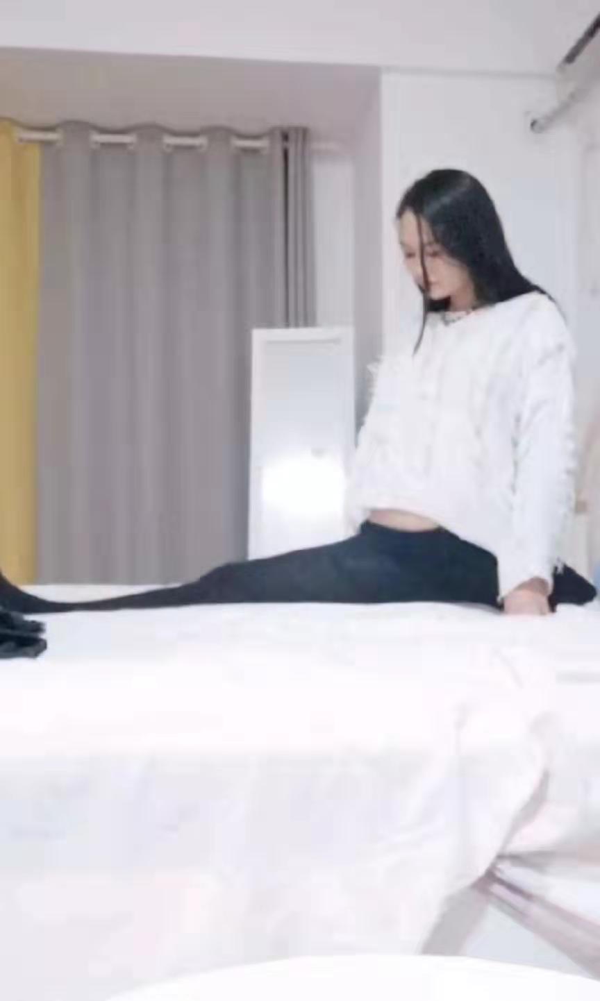 武昌腰非常灵活的妹子 第1张