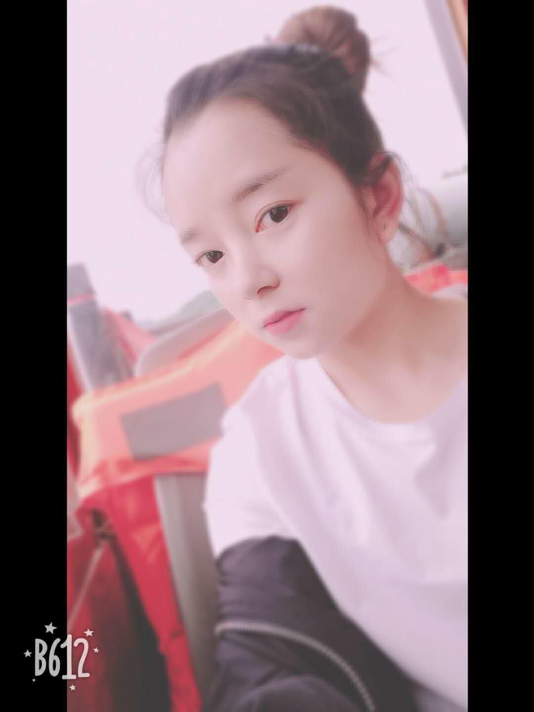布依族妹子 第1张