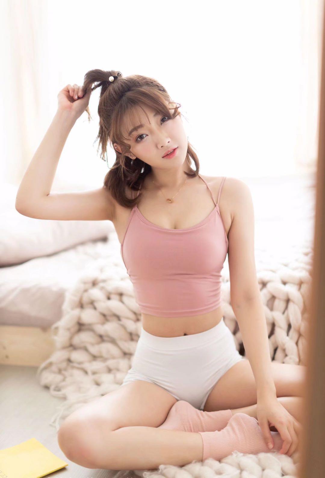 重庆南岸南坪高颜值苗条美女静馨 第1张