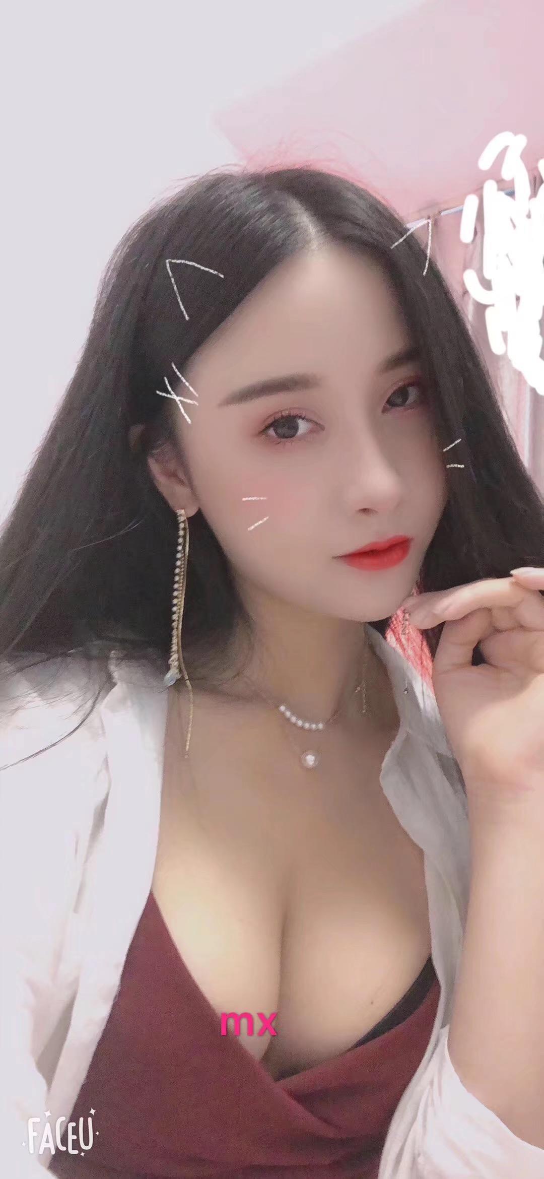 身材修长的大奶美女 第2张