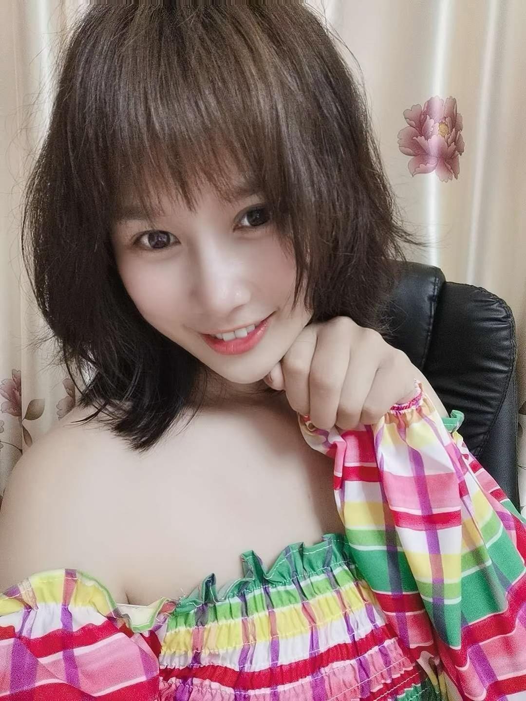 成都世豪广场附近，笑容甜美的妹子 第2张