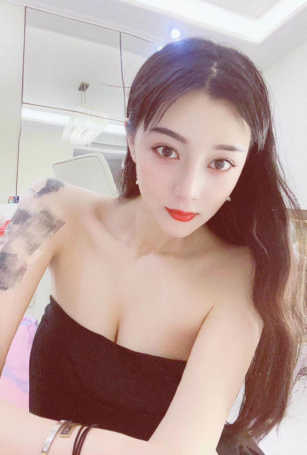 2020年9月15分享东门妹子,紧身制服打背枪爽爆 第1张