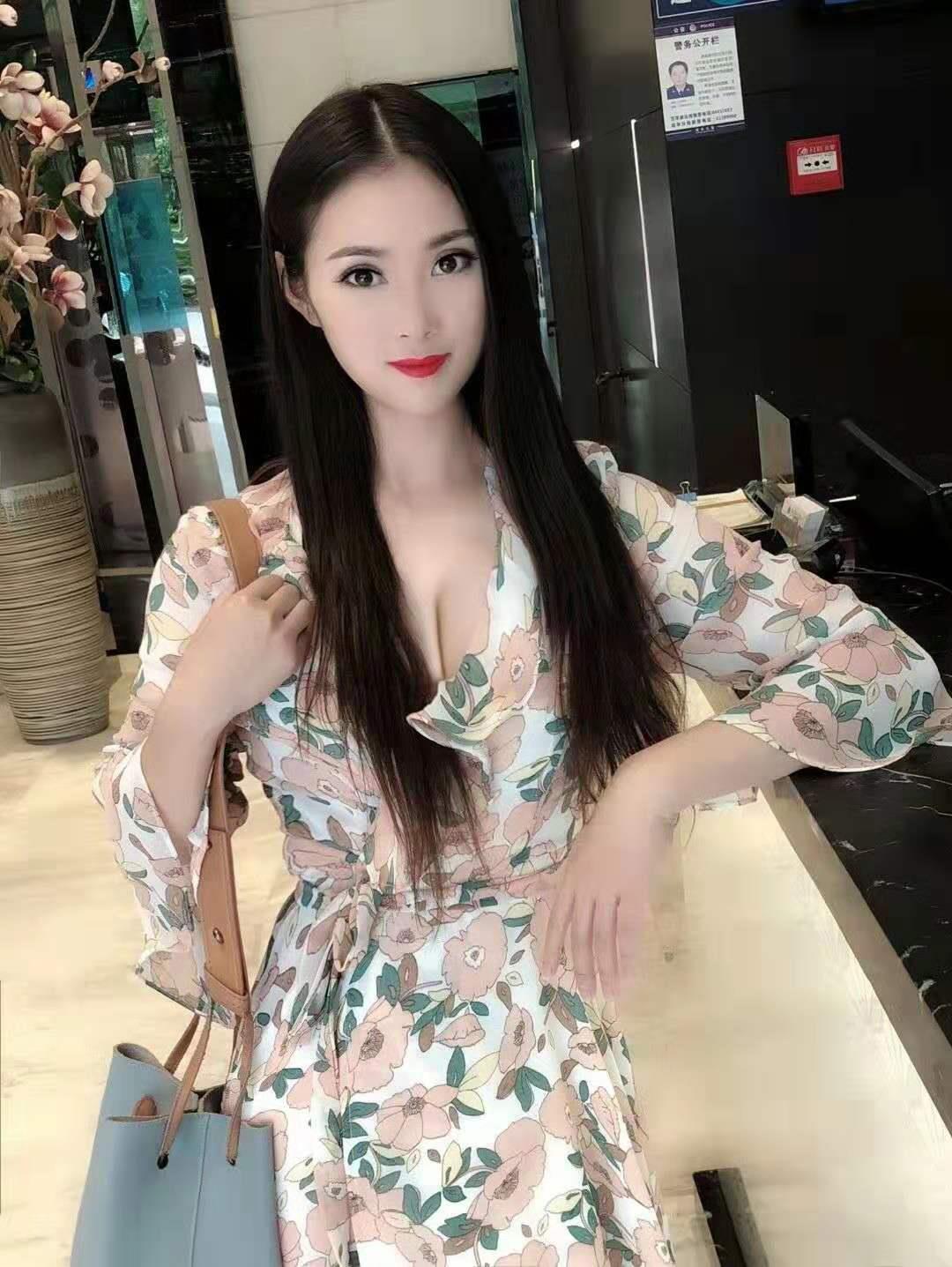 成都青羊区颜值高挑妞体验(搂住她屁股的姿势艹相当爽) 第3张